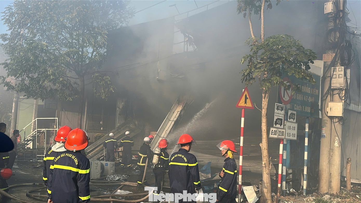 Hàng trăm cán bộ, chiến sĩ được huy động để dập lửa Hàng trăm cán bộ, chiến sĩ được huy động để dập lửa