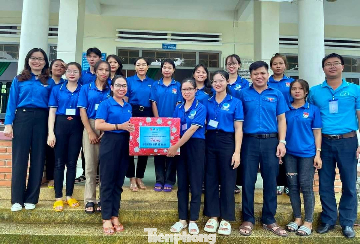 Chị H Giang Niê - Bí thư Tỉnh Đoàn thăm, tặng quà đội hình tình nguyện Mùa hè xanh Chị H Giang Niê - Bí thư Tỉnh Đoàn thăm, tặng quà đội hình tình nguyện Mùa hè xanh