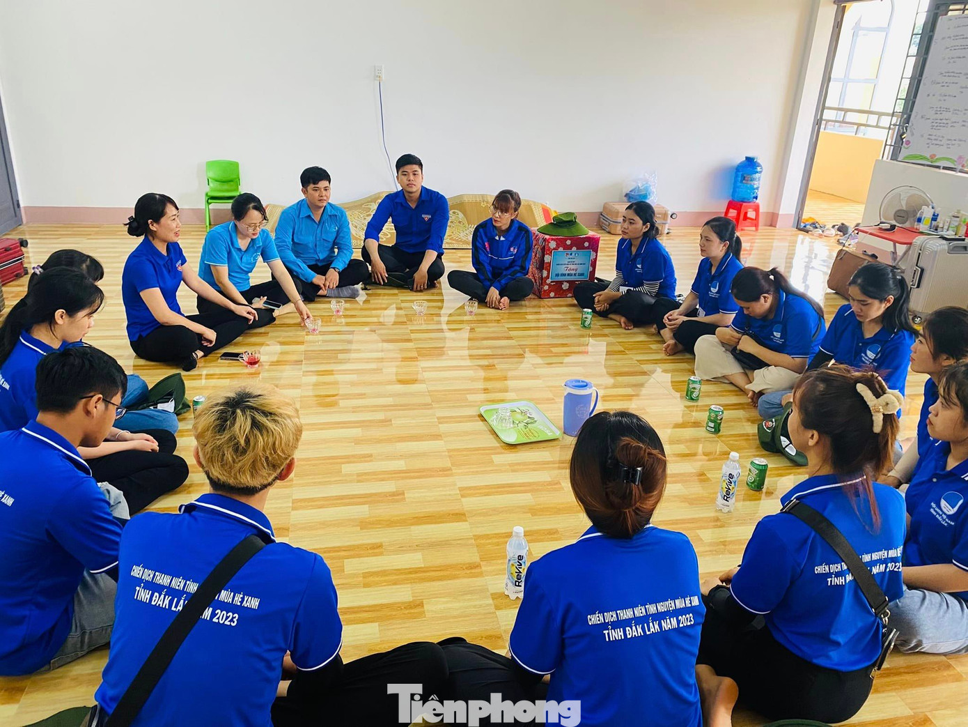 Chị Phan Thị Trinh, Phó Bí thư Tỉnh Đoàn tham gia sinh hoạt đoàn cùng đội hình tình nguyện Chị Phan Thị Trinh, Phó Bí thư Tỉnh Đoàn tham gia sinh hoạt đoàn cùng đội hình tình nguyện