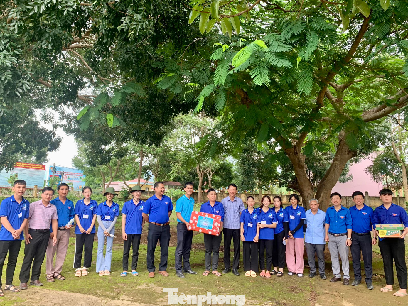 Anh Y Lê Pas Tơr, Phó Bí thư thường trực Tỉnh Đoàn thăm tặng quà đội hình mùa hè xanh Anh Y Lê Pas Tơr, Phó Bí thư thường trực Tỉnh Đoàn thăm tặng quà đội hình mùa hè xanh