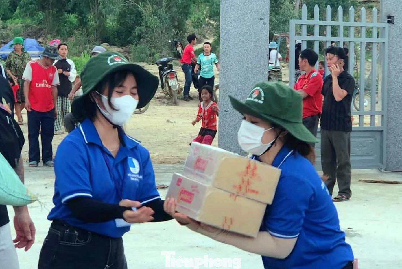 Chiến sĩ tình nguyện hỗ trợ chuyển hàng hóa trao tặng quà cho thiếu nhi, bà con Chiến sĩ tình nguyện hỗ trợ chuyển hàng hóa trao tặng quà cho thiếu nhi, bà con