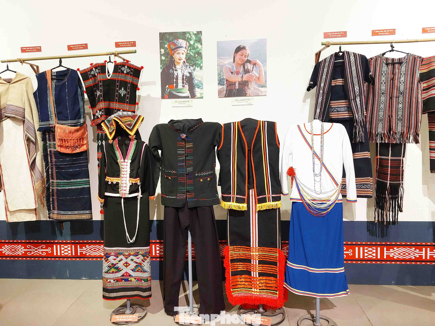 Y phục nam nữ của dân tộc Khơ mú và dân tộc Cor