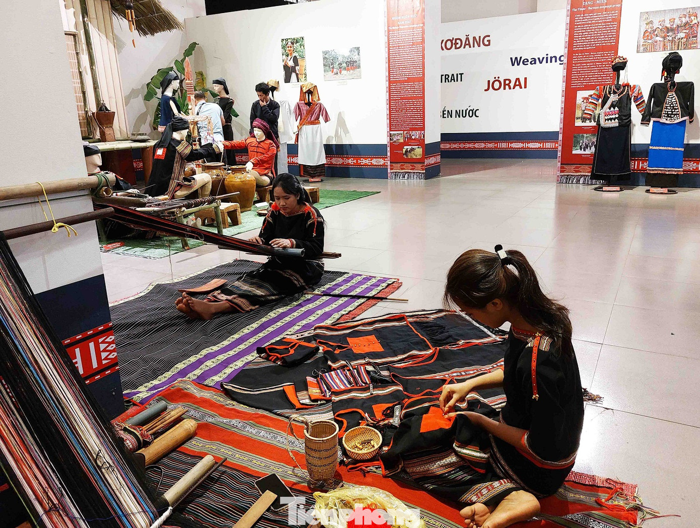 Các hoạt động trải nghiệm dệt thổ cẩm...