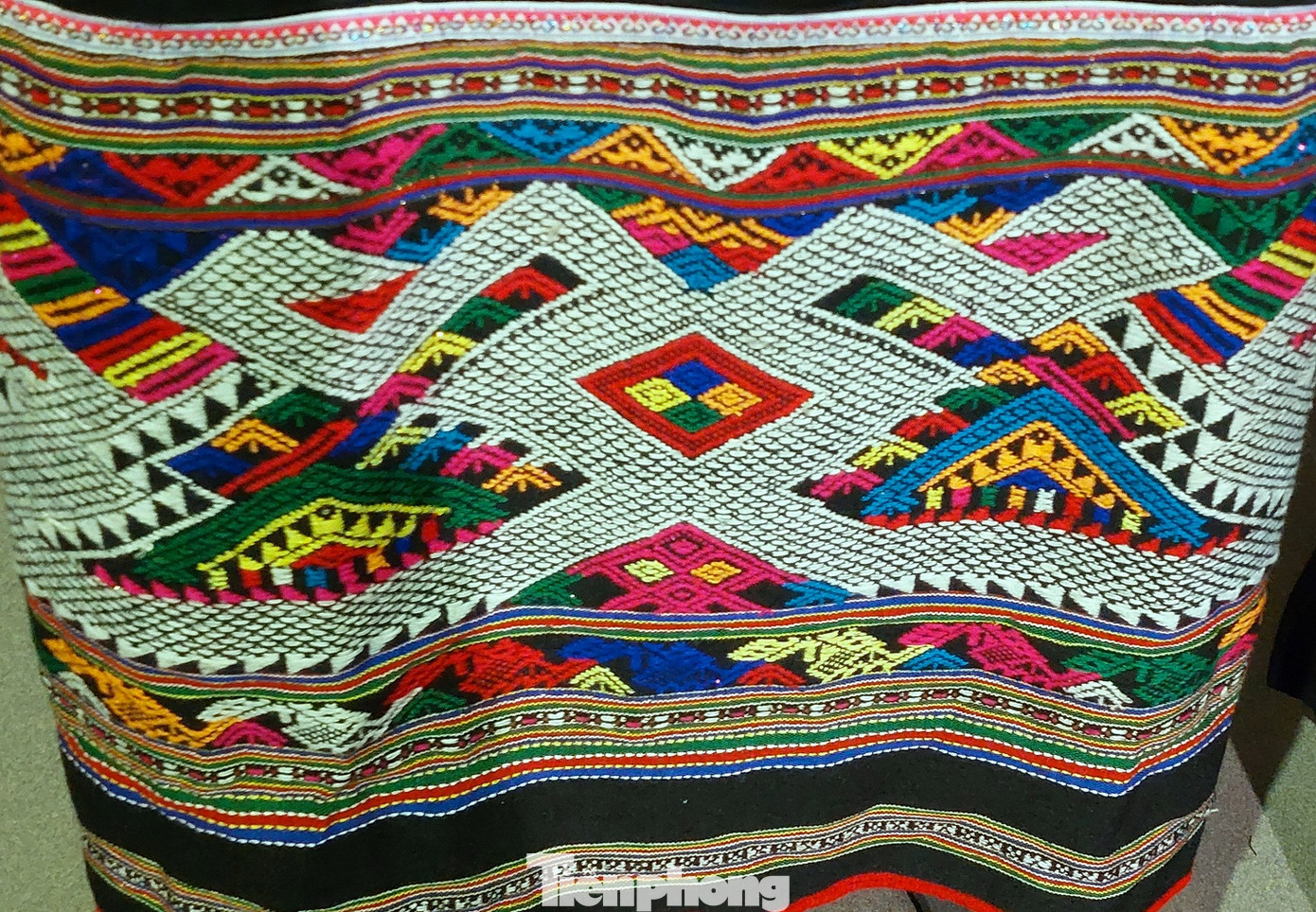 Hoa văn trên trang phục của dân tộc Khơ Mú