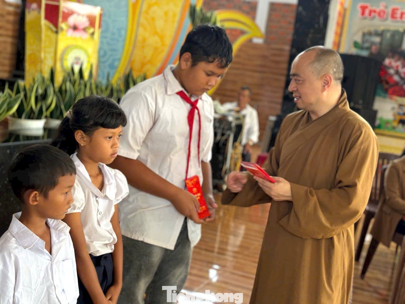 Em H'Diêm Niê (huyện Cư M’gar) cho biết, với số tiền này em sẽ sắm sửa sách vở, dụng cụ học tập chuẩn bị cho năm học mới.