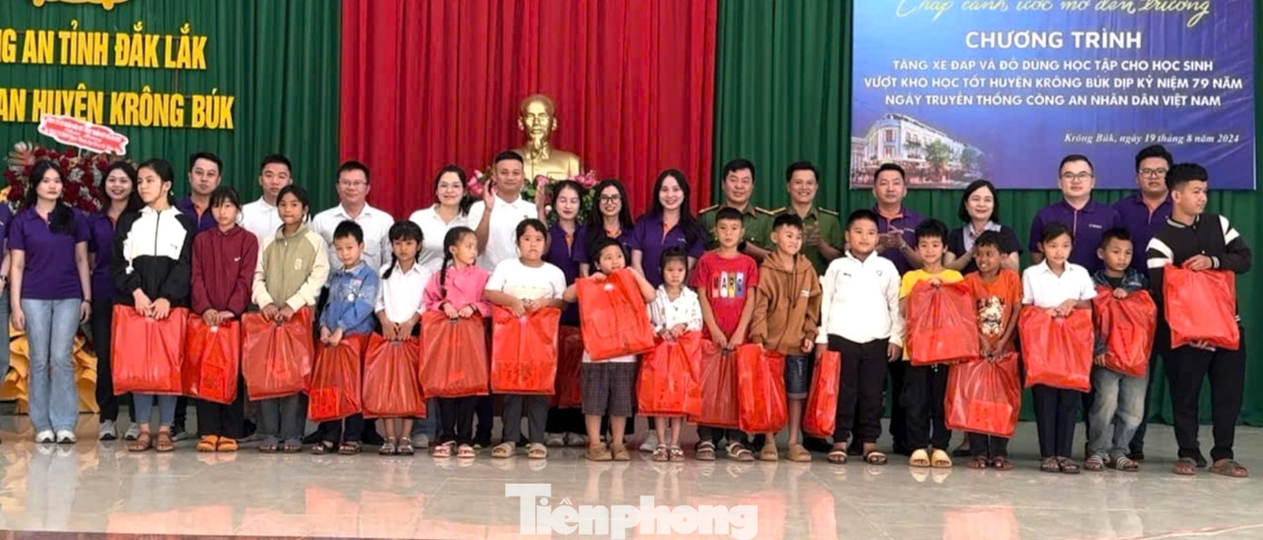 Tại chương trình, ban tổ chức đã trao tặng 15 xe đạp và 70 phần quà cho học sinh vượt khó trên địa bàn huyện.