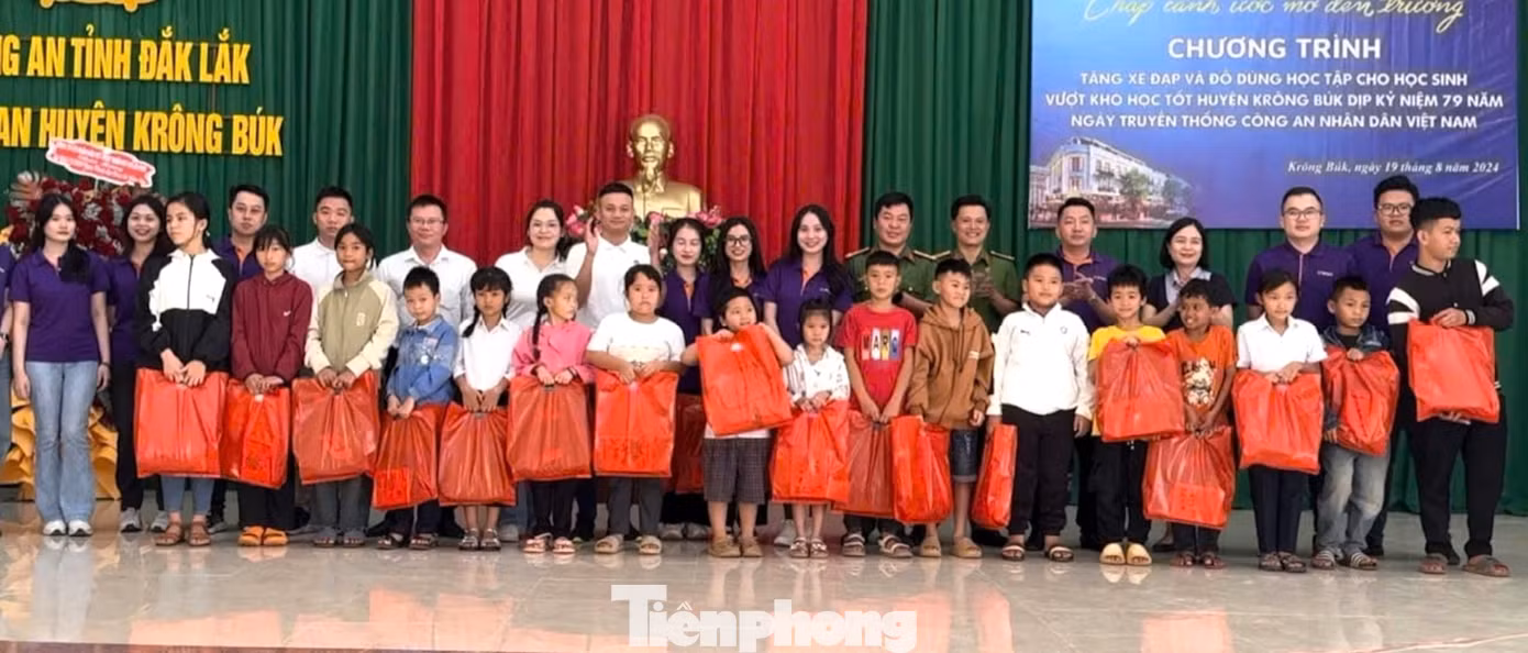 Tại chương trình, ban tổ chức đã trao tặng 15 xe đạp và 70 phần quà cho học sinh vượt khó trên địa bàn huyện.