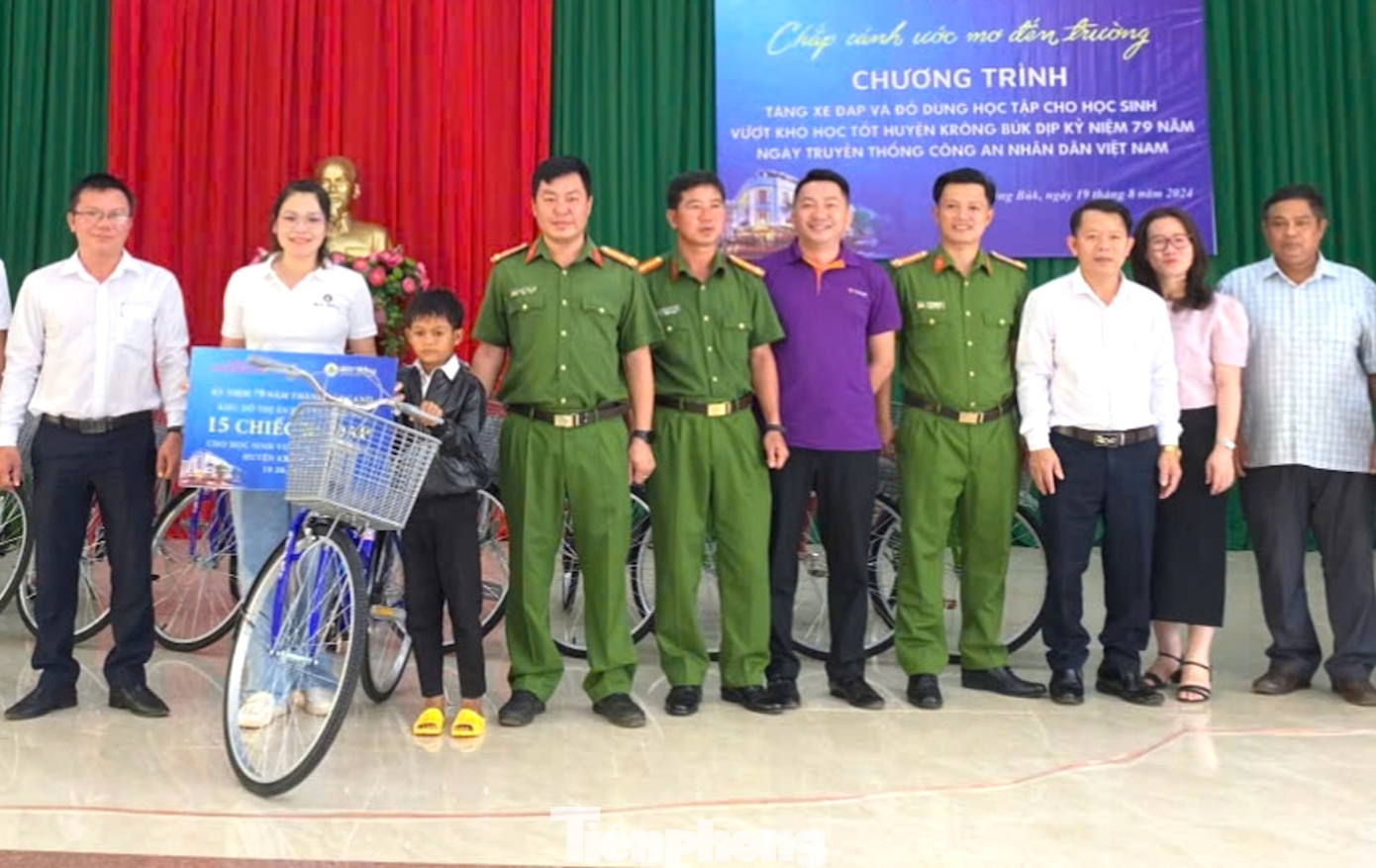 Bên chiếc xe đạp mới nhận, em Y Phú Mlô (lớp 9, xã Cư Né, huyện Krông Búk, tỉnh Đắk Lắk) chia sẻ: “Em rất xúc động khi được nhận phần quà này. Gia đình khó khăn, đây là món quà rất lớn và ý nghĩa đối với em. Em biết ơn các cô chú công an, các đơn vị tài trợ. Trong năm học này, em sẽ cố gắng học thật tốt để không phụ lòng tin tưởng của mọi người”.