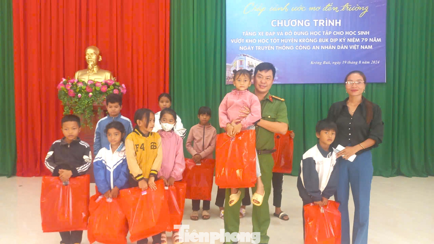 Nhân dịp kỷ niệm 79 năm ngày truyền thống Công an nhân dân Việt Nam, Công an huyện Krông Búk phối hợp các đơn vị thực hiện chương trình “Chắp cánh ước mơ đến trường”.