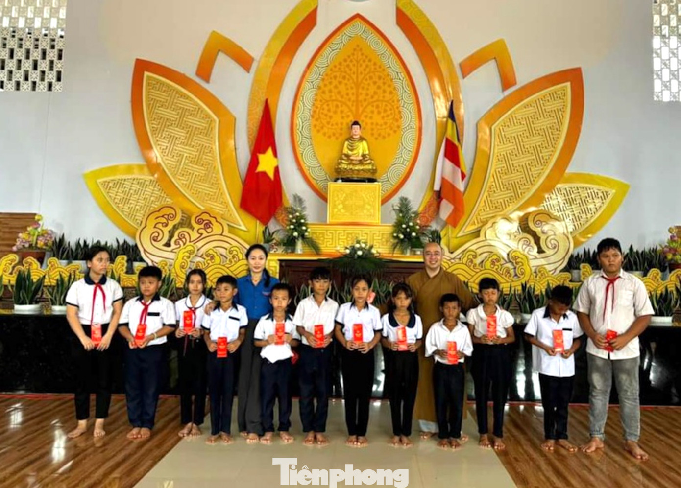 Nhằm hỗ trợ các em học sinh khó khăn trước thềm năm học mới, Hội đồng Đội huyện Cư M’gar phối hợp chùa Hoa Nghiêm và các nhà hảo tâm tổ chức trao học bổng “Tiếp sức đường dài” 3 tháng (6, 7, 8/2024) cho 191 em thiếu nhi có hoàn cảnh khó khăn trên địa bàn huyện.