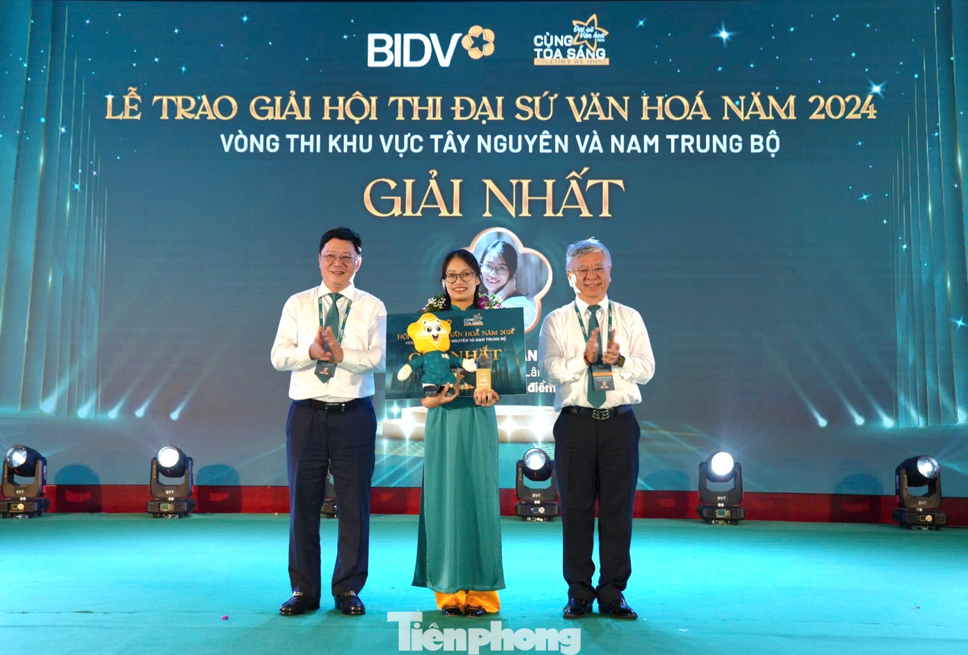 Ban tổ chức trao giải nhất cho thí sinh Ban tổ chức trao giải nhất cho thí sinh