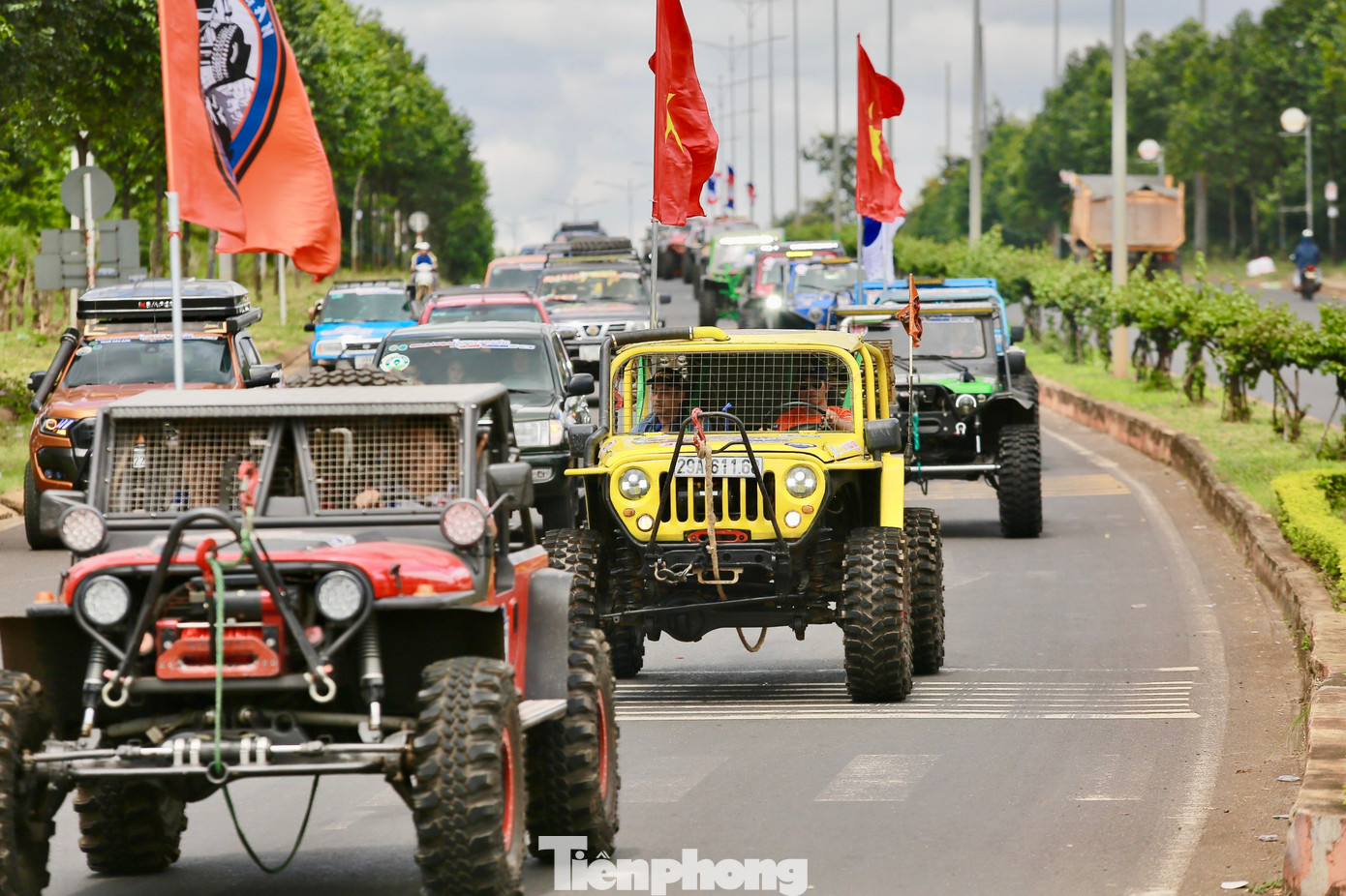 Đoàn xe đua nối đuôi nhau diễu hành