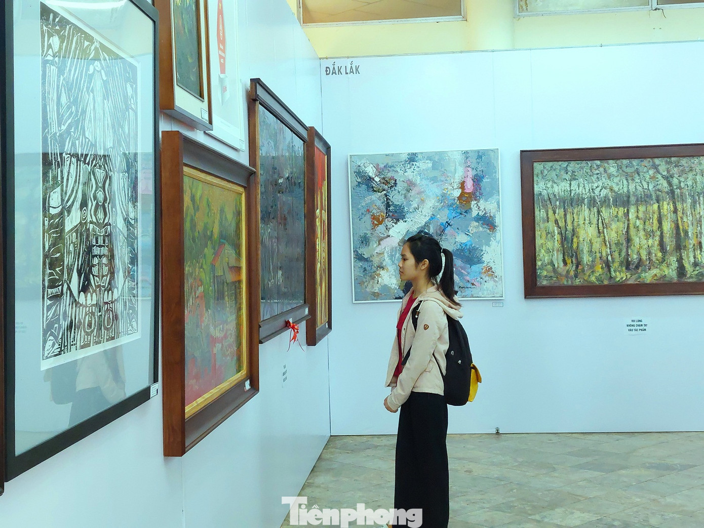 Triển lãm trưng bày 180 tác phẩm mỹ thuật tiêu biểu của 165 tác giả.