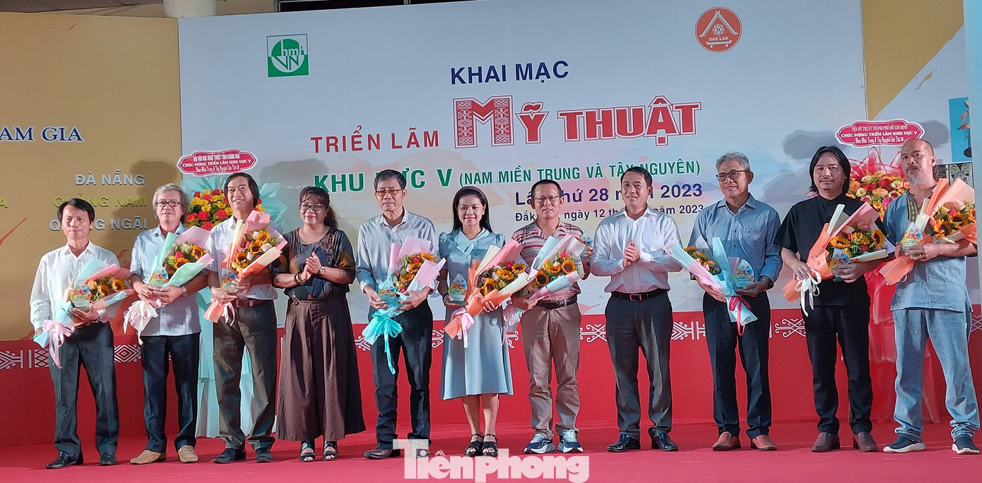 Ban tổ chức trao giải cho các tác giả đoạt giải