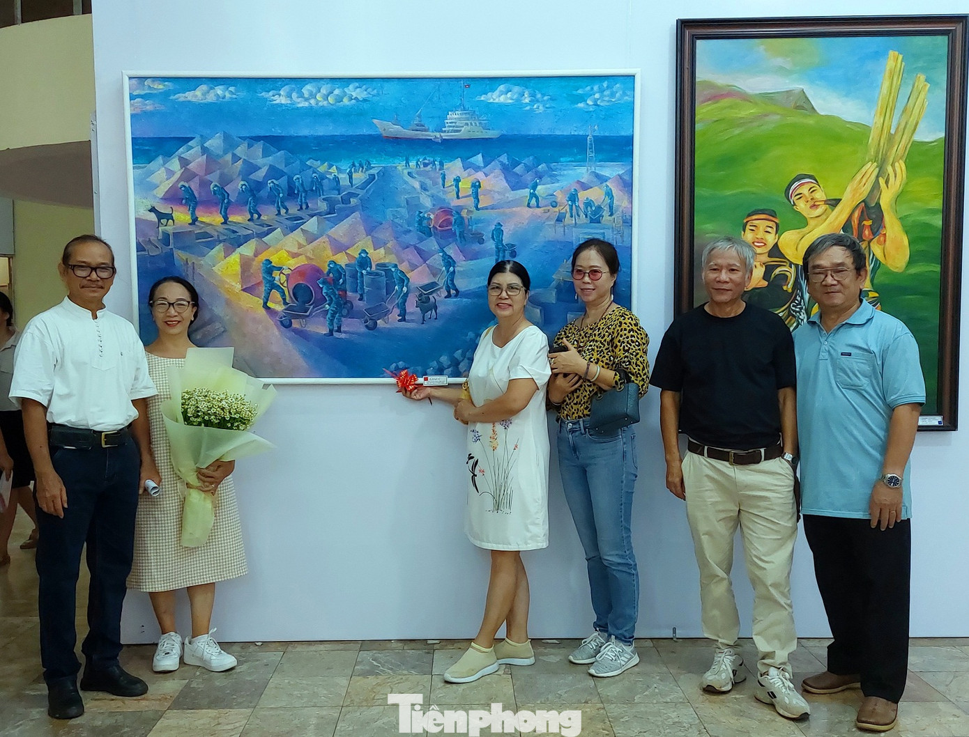 Đại biểu, công chúng tham quan và chụp hình lưu niệm cùng các họa sĩ.