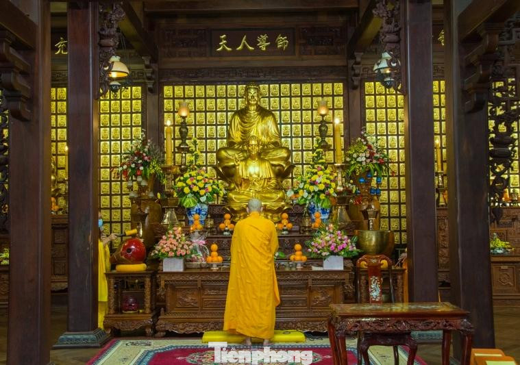 Bên trong chánh điện