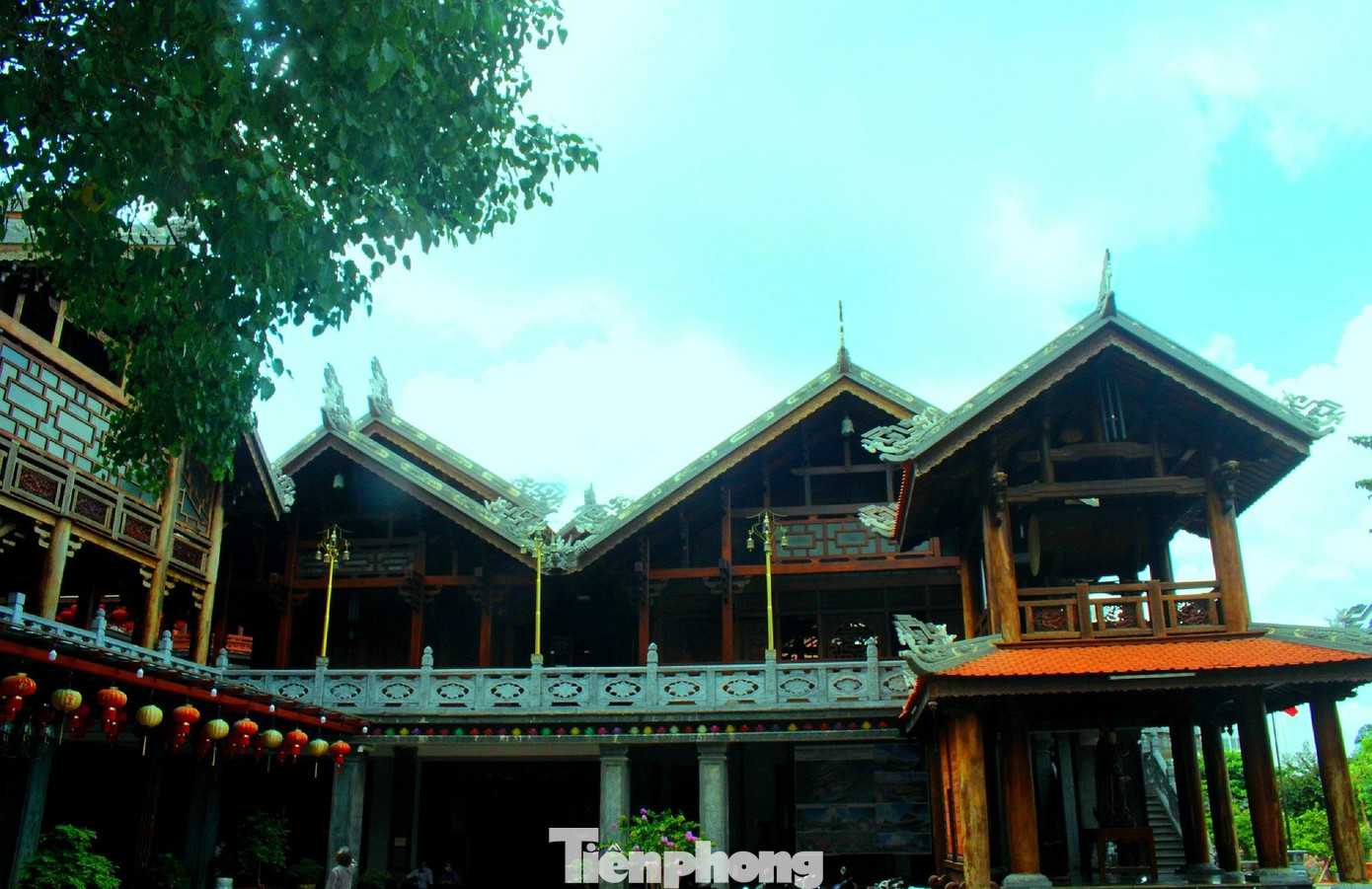 Những chi tiết chạm trổ tinh xảo trên lan can, mái ngói