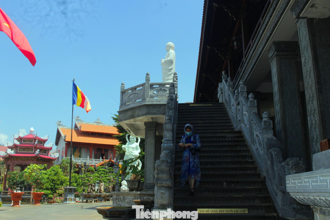 Lối đi lên Chánh điện