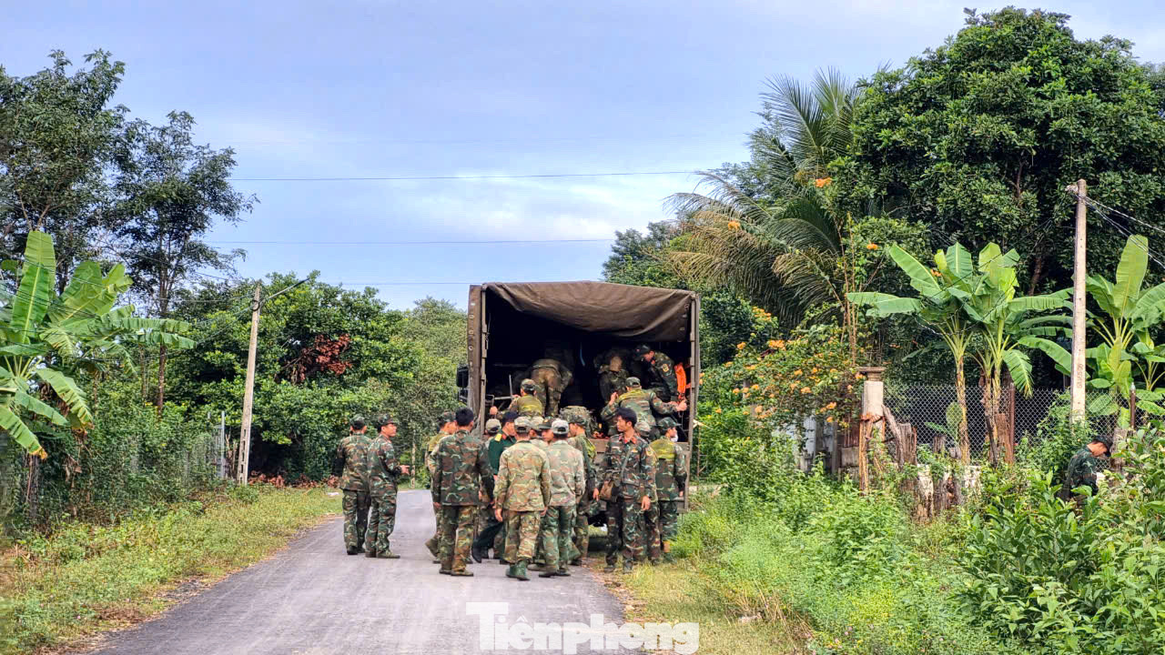 Sáng 8/11 các chiến sĩ tập trung tại buôn Đrăng Phốk để tìm kiếm máy bay. Sáng 8/11 các chiến sĩ tập trung tại buôn Đrăng Phốk để tìm kiếm máy bay.