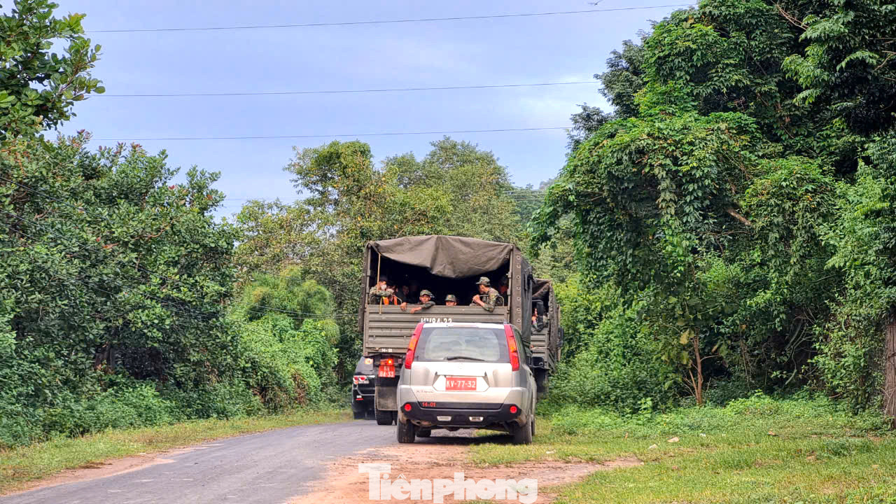 Các chiến sĩ di chuyển vào rừng sâu để tìm kiếm.