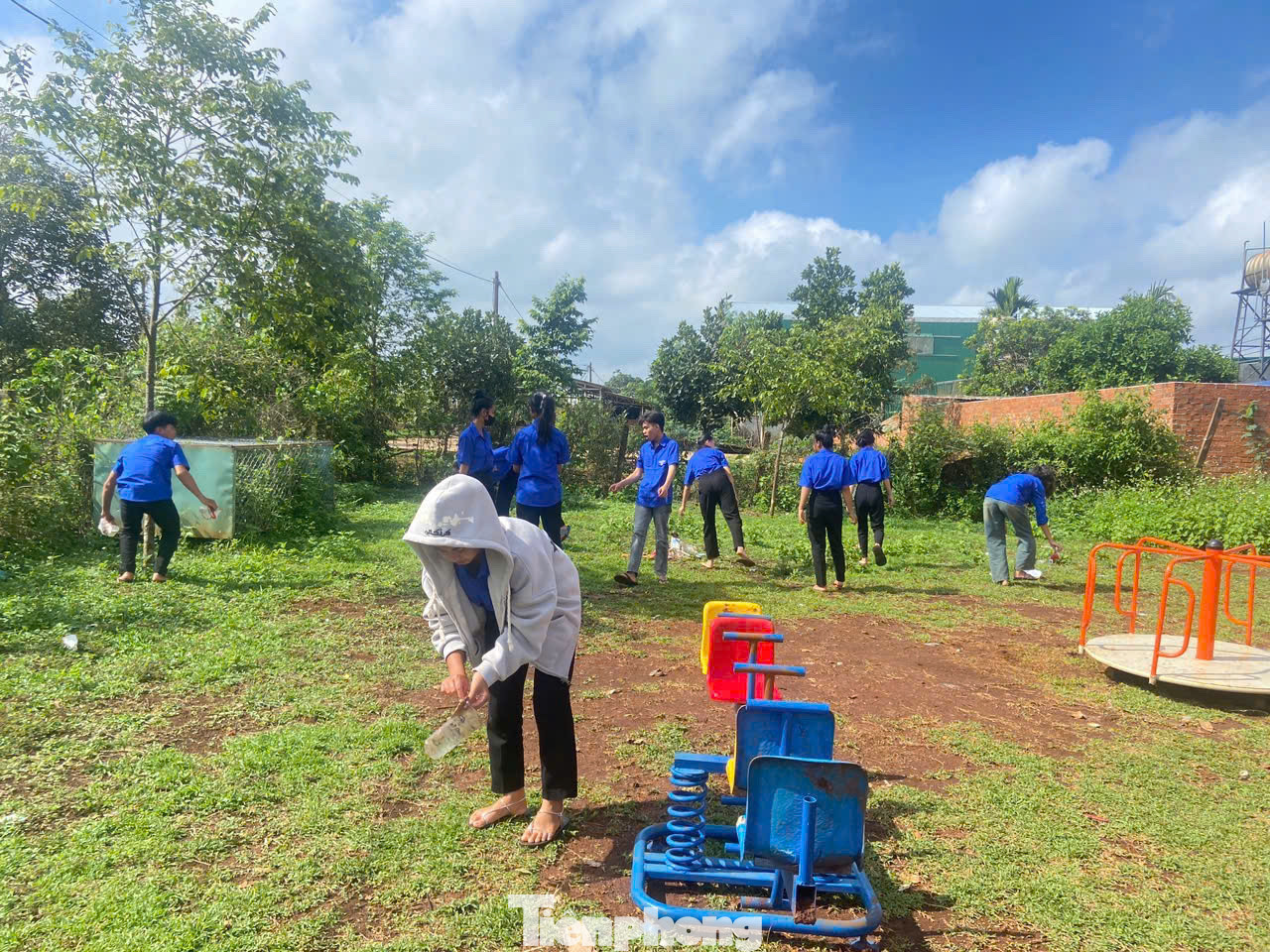 Hơn 360 đoàn viên thanh niên trên địa bàn huyện Cư M’gar tập trung thực hiện các công trình, phần việc cụ thể, thiết thực như: Ra quân xóa các điểm đen về rác thải; tháo gỡ quảng cáo rao vặt trái phép, dọn dẹp vệ sinh các tuyến đường nội thôn, buôn; Trồng và chăm sóc cây xanh nhằm xây dựng cảnh quan xanh - sạch – đẹp.