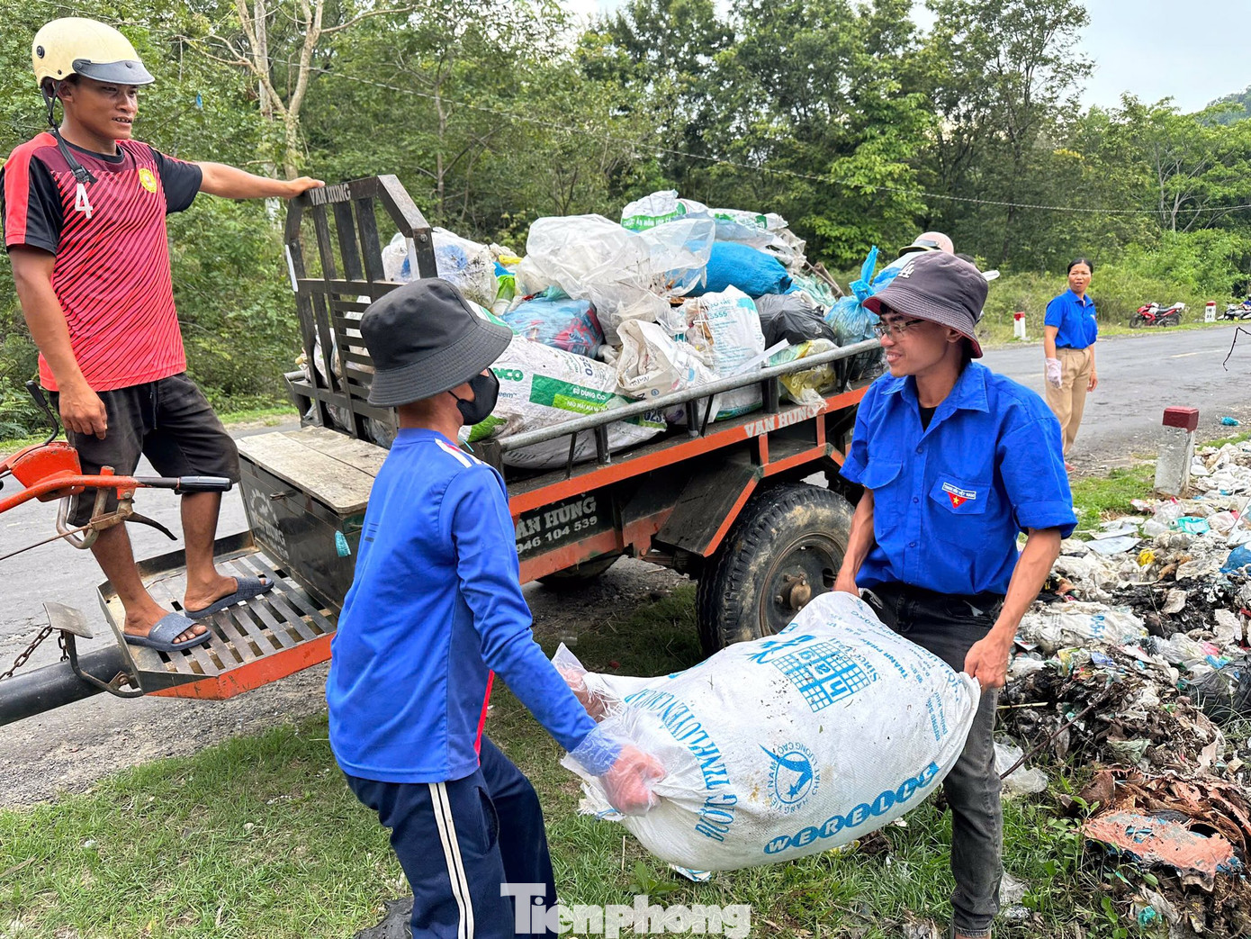 Cùng ngày, tuổi trẻ tỉnh Đắk Lắk đồng loạt ra quân hưởng ứng ngày “Chủ nhật xanh” toàn quốc lần thứ II năm 2025. Hơn 200 đoàn viên thanh niên trên địa bàn huyện Lắk đẩy mạnh truyền thông về mục đích, ý nghĩa, nội dung của “Ngày Chủ nhật xanh” đến với đông đảo thanh thiếu nhi và người dân.