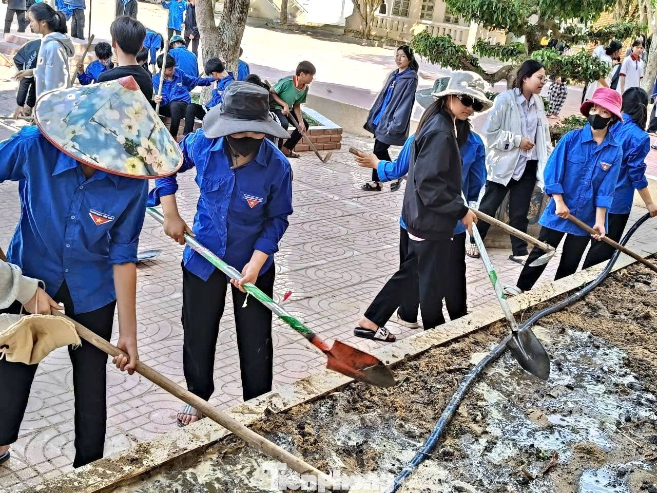 Huyện Đoàn Ea Kar tổ chức các đội thanh niên tình nguyện ra quân vệ sinh môi trường;chung tay giải quyết thực trạng ô nhiễm môi trường, ứng phó với biến đổi khí hậu; trao tặng quà cho các học sinh có hoàn cảnh khó khăn.