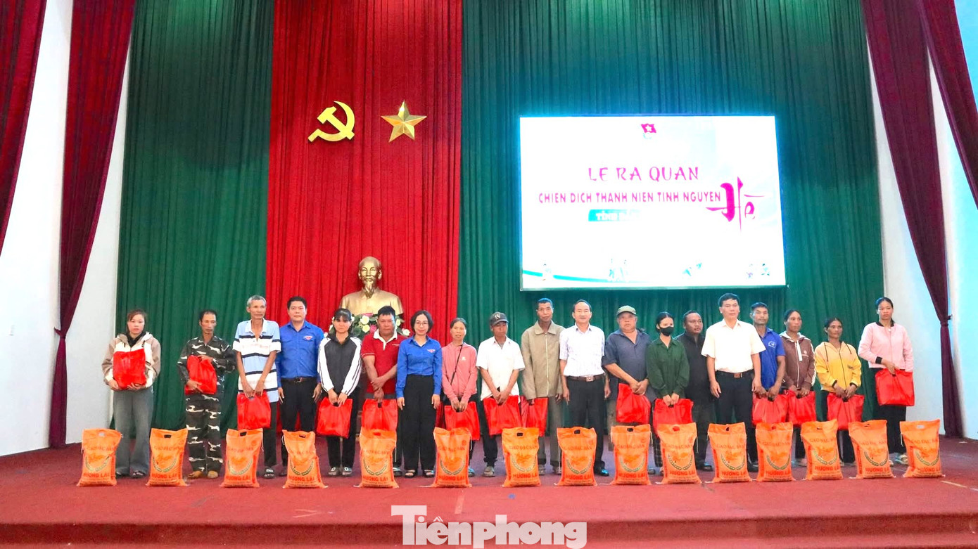 Với chủ đề “Tuổi trẻ Đắk Lắk tự hào, vững tin theo Đảng”, Chiến dịch Thanh niên tình nguyện hè năm 2025 diễn ra với 1 chương trình “Tiếp sức mùa thi” và 4 chiến dịch (Mùa hè xanh, Kỳ nghỉ hồng, Hoa phượng đỏ, Hành quân xanh).