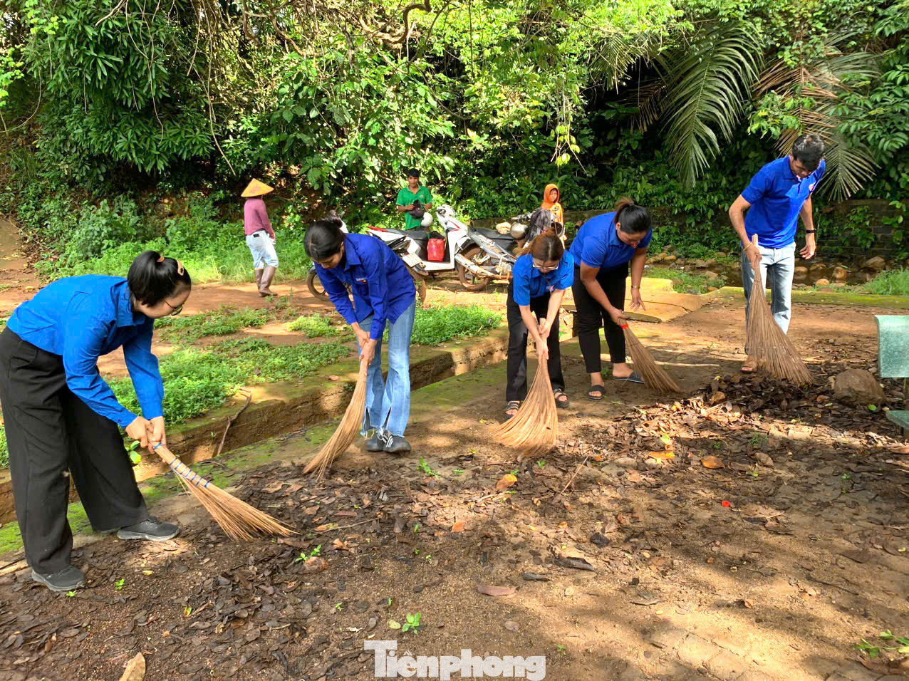 Tình nguyện viên dọn dẹp vệ sinh, tu sửa 3 bến nước; bàn giao 1 khu vui chơi cho các em thiếu nhi; Lắp đặt phao, dây, sào cứu sinh tại thác Drai Yông, xã Ea Mnang; tuyên truyền nâng cao nhận thức cho hơn 300 người dân về việc bảo vệ môi trường.