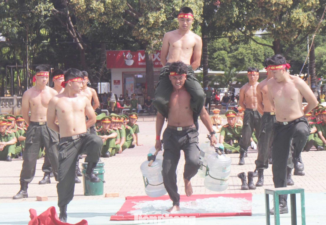 Cõng hàng chục cân chạy trên mảnh chai nhọn hoắt