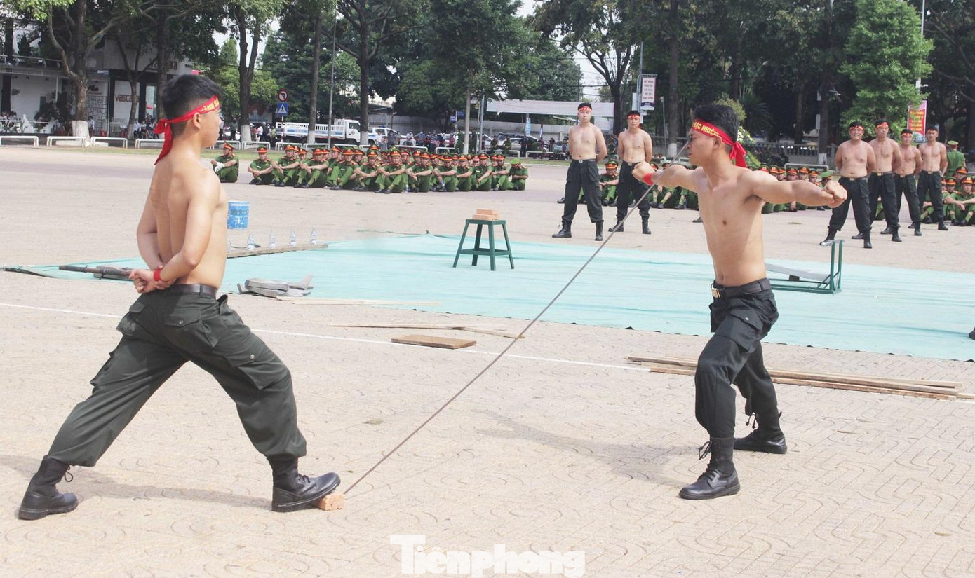 Dùng mắt uốn cong thanh sắt