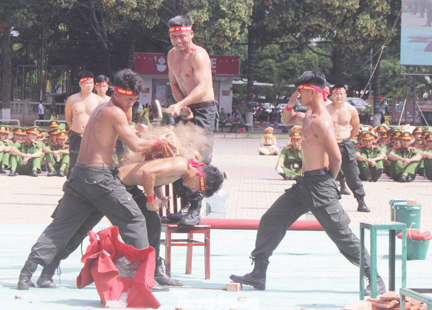 Dùng yết hầu công uốn sắt, đập gạch trên lưng