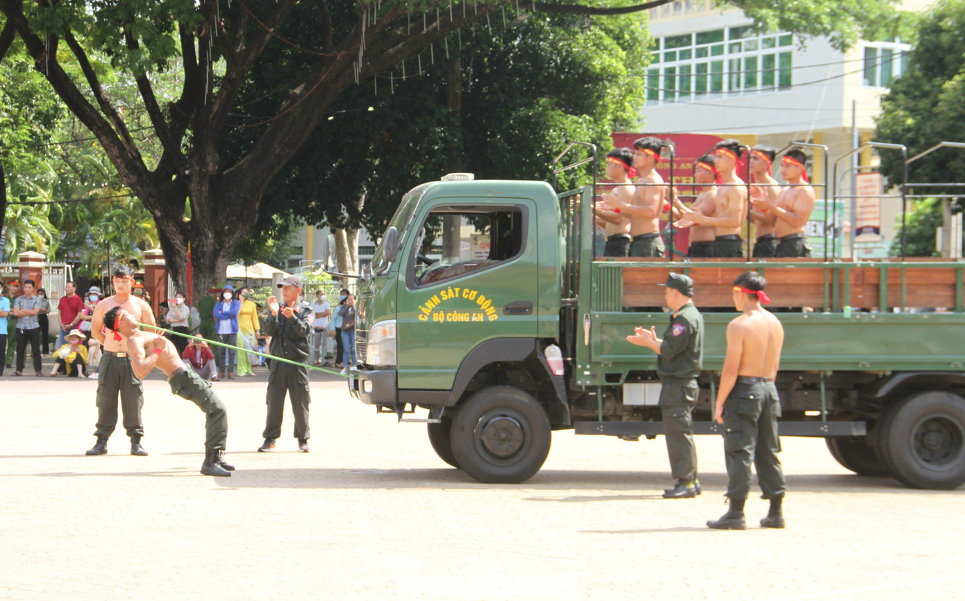 Dùng răng kéo xe tải trọng nặng