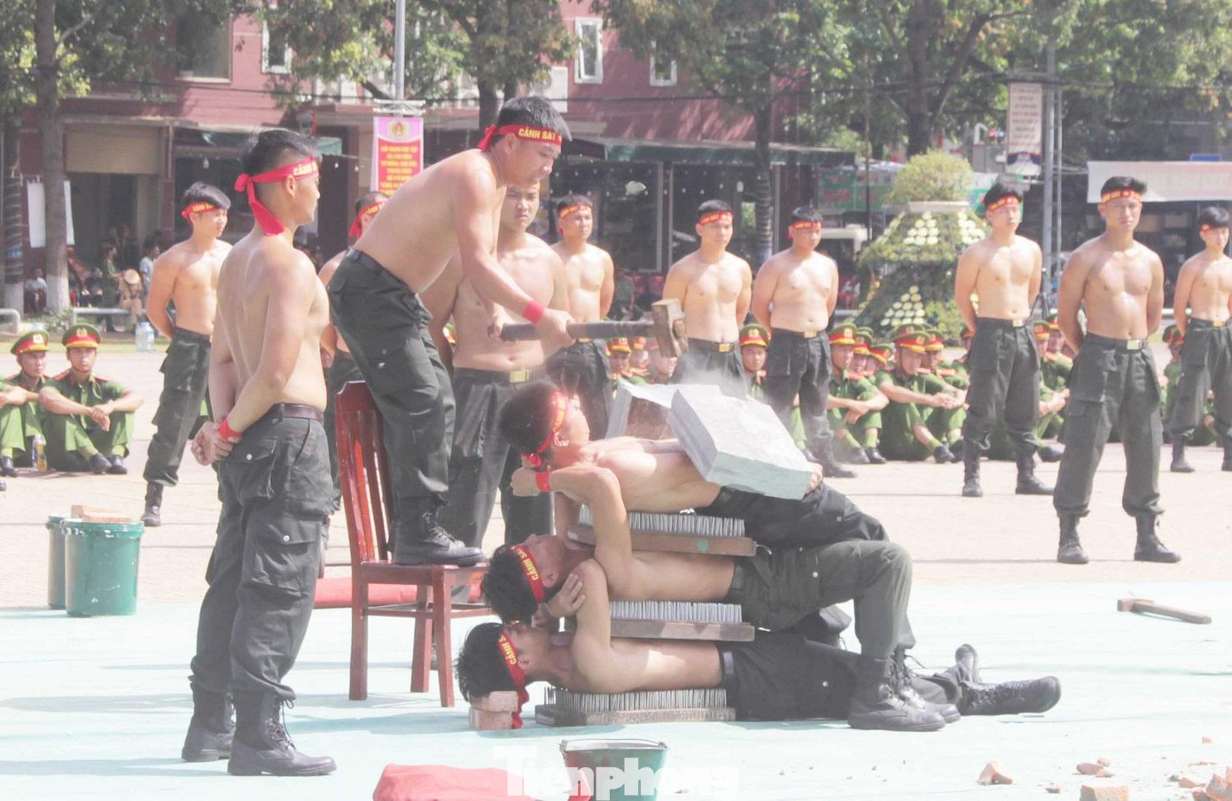 Các chiến sĩ nằm trên bàn chông, kê đá để đồng đội công phá