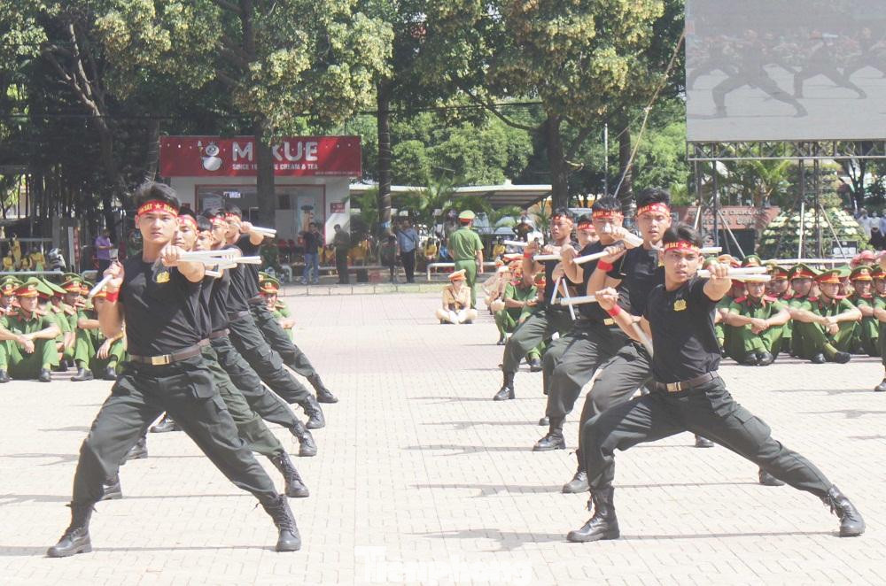 Biểu diễn múa côn của Cảnh sát cơ động