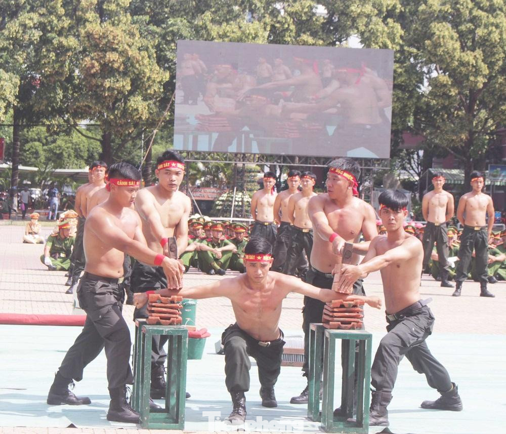 Biểu diễn dùng búa tạ đập gạch, ngói trên tay