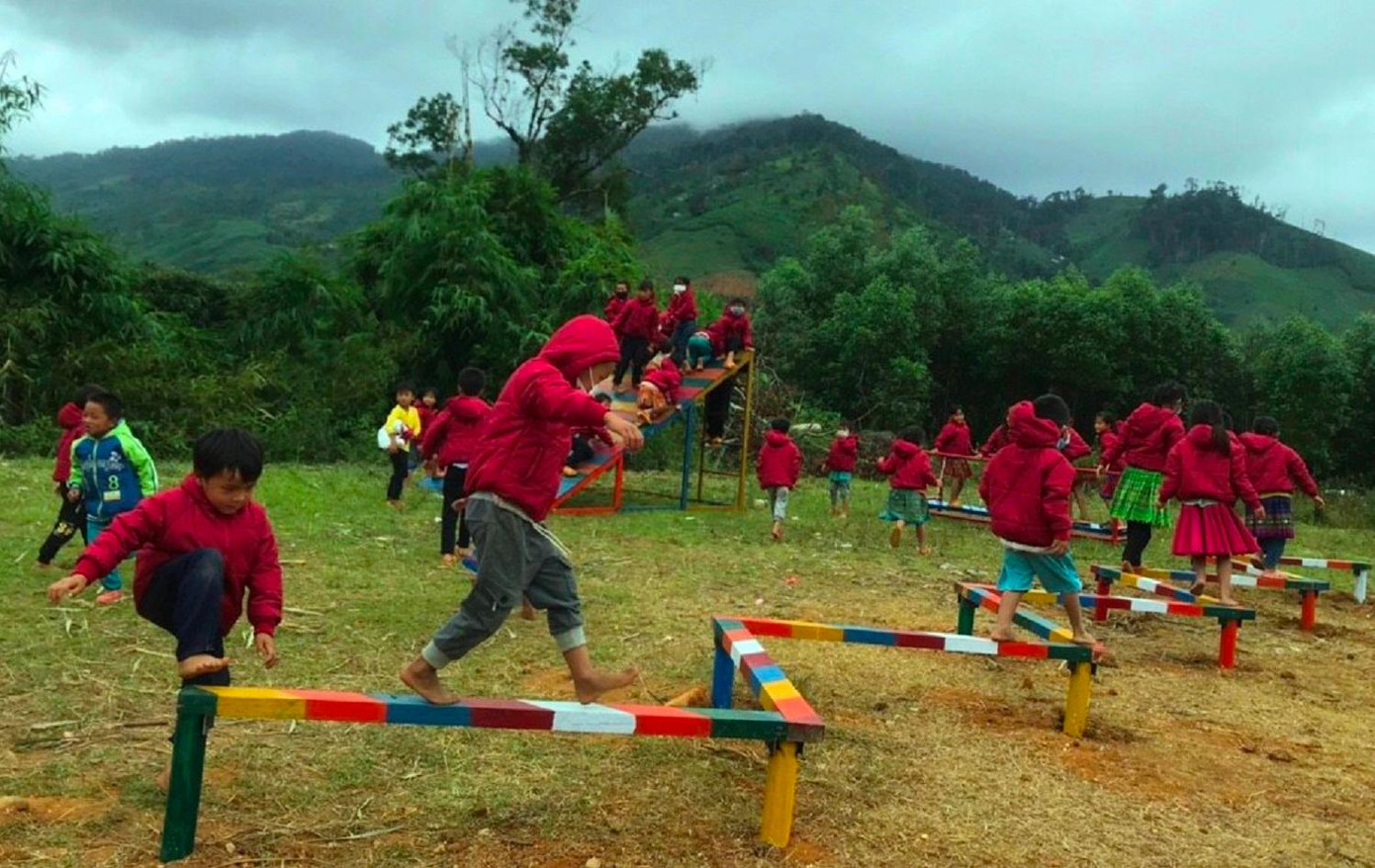 Các em học sinh người dân tộc Mông (xã Cư San, huyện M'Đrắk) hào hứng chơi Các em học sinh người dân tộc Mông (xã Cư San, huyện M'Đrắk) hào hứng chơi
