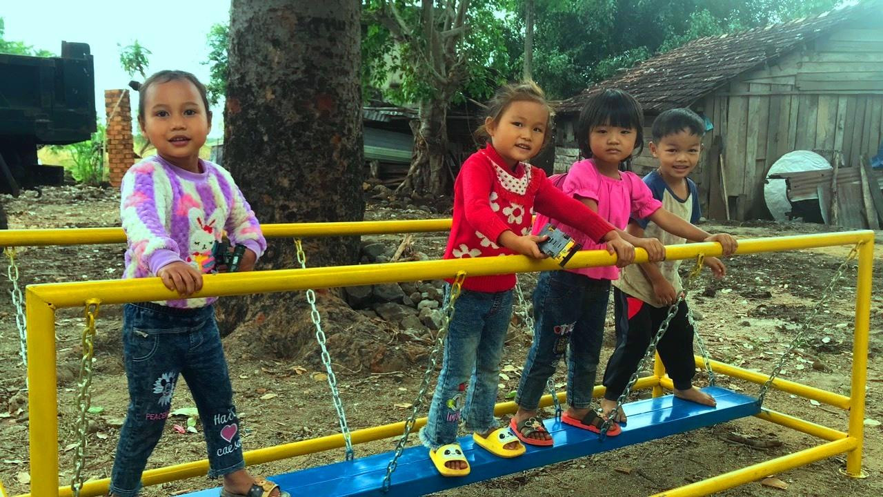 Sân chơi giúp các em học sinh đồng bào dân tộc thiểu số thích thú đến trường Sân chơi giúp các em học sinh đồng bào dân tộc thiểu số thích thú đến trường