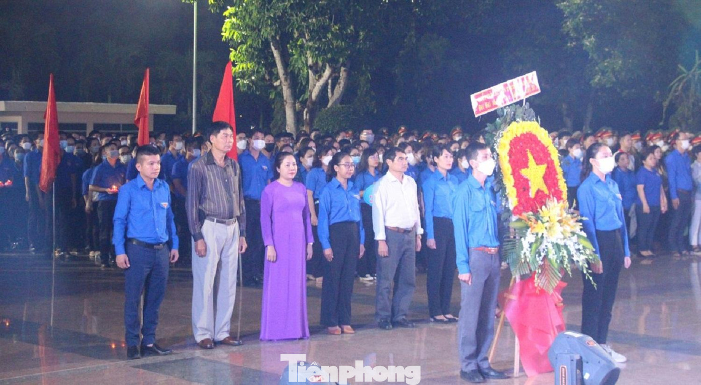 Các đại biểu và đoàn viên thanh niên dự lễ thắp nến tri ân tại Nghĩa trang liệt sỹ tỉnh Đắk Lắk