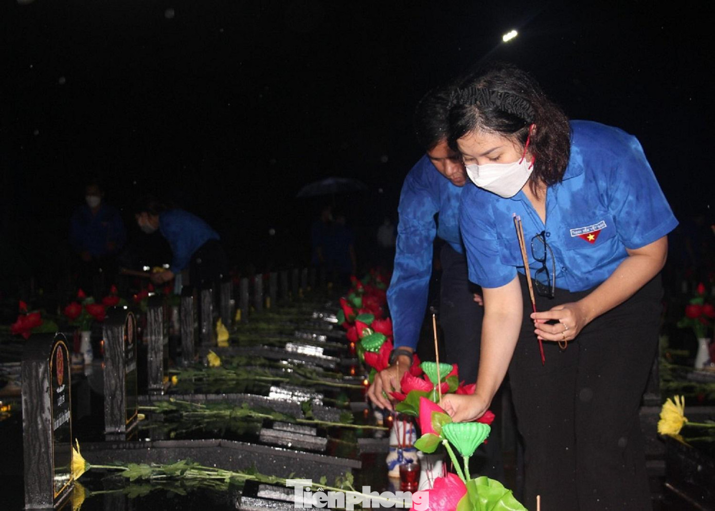 Dâng hương, hoa tại nghĩa trang liệt sĩ Đắk Lắk