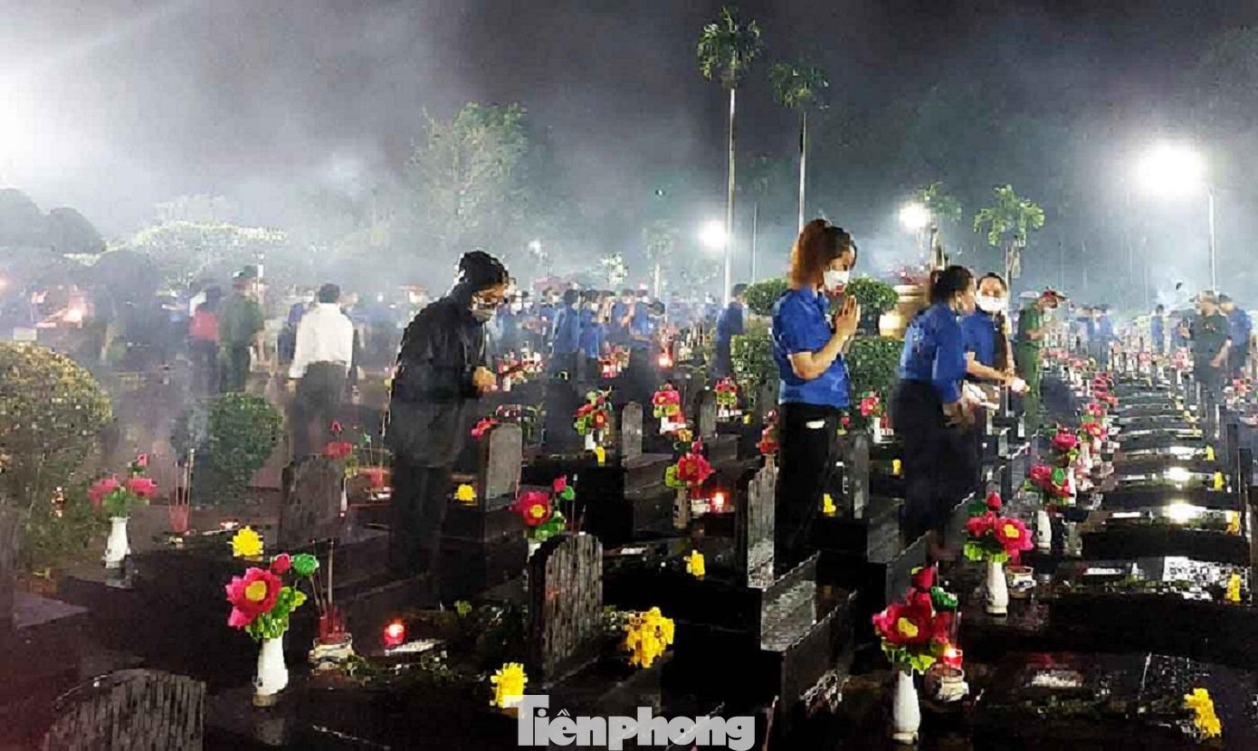 Đoàn viên thanh niên đội mưa tưởng nhớ anh hùng liệt sĩ