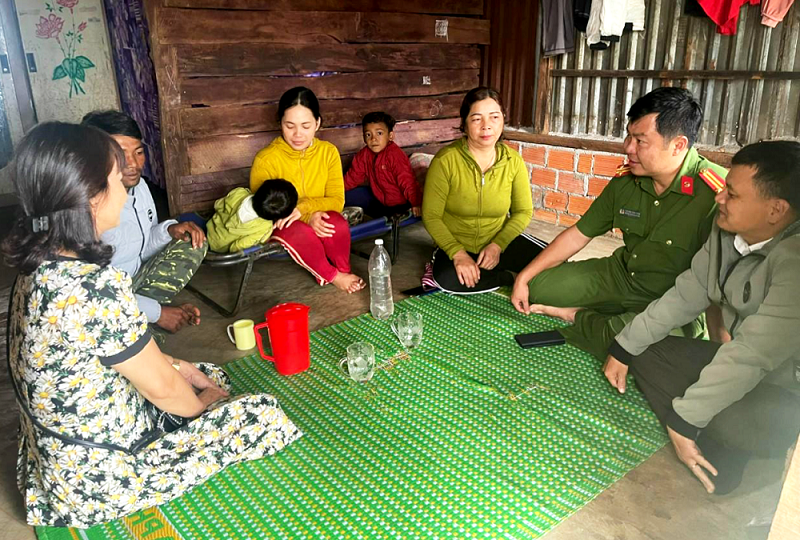 Trung tá Nguyễn Trần Tuấn (thứ hai, phải qua) thăm hỏi gia đình ông Y Păng