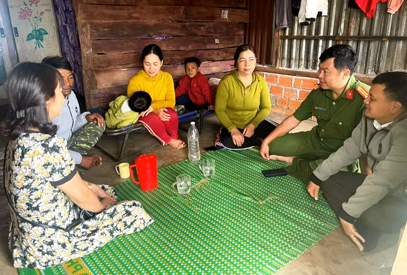 Trung tá Nguyễn Trần Tuấn (thứ hai, phải qua) thăm hỏi gia đình ông Y Păng
