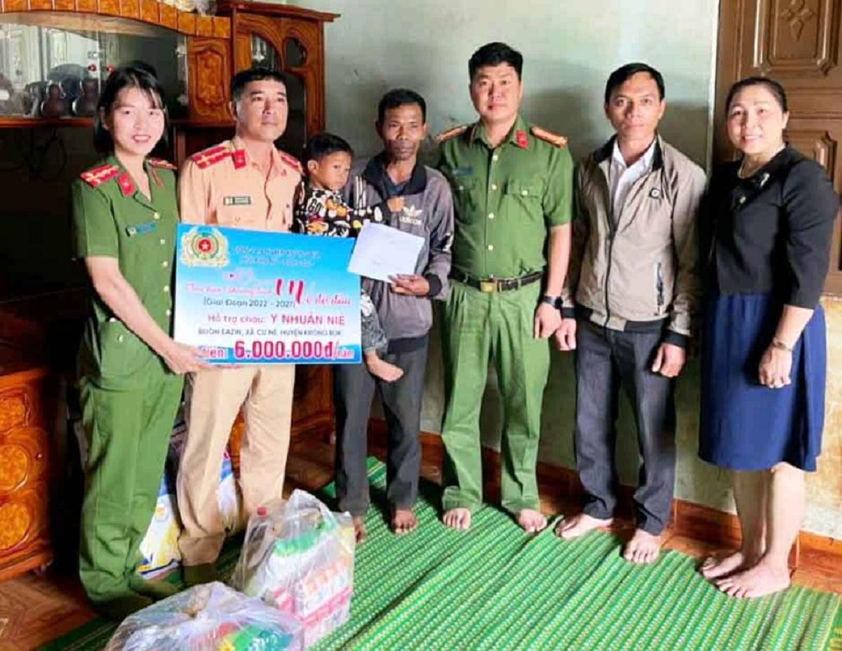 Công an huyện trao bảng nhận đỡ đầu em Y Nhuân