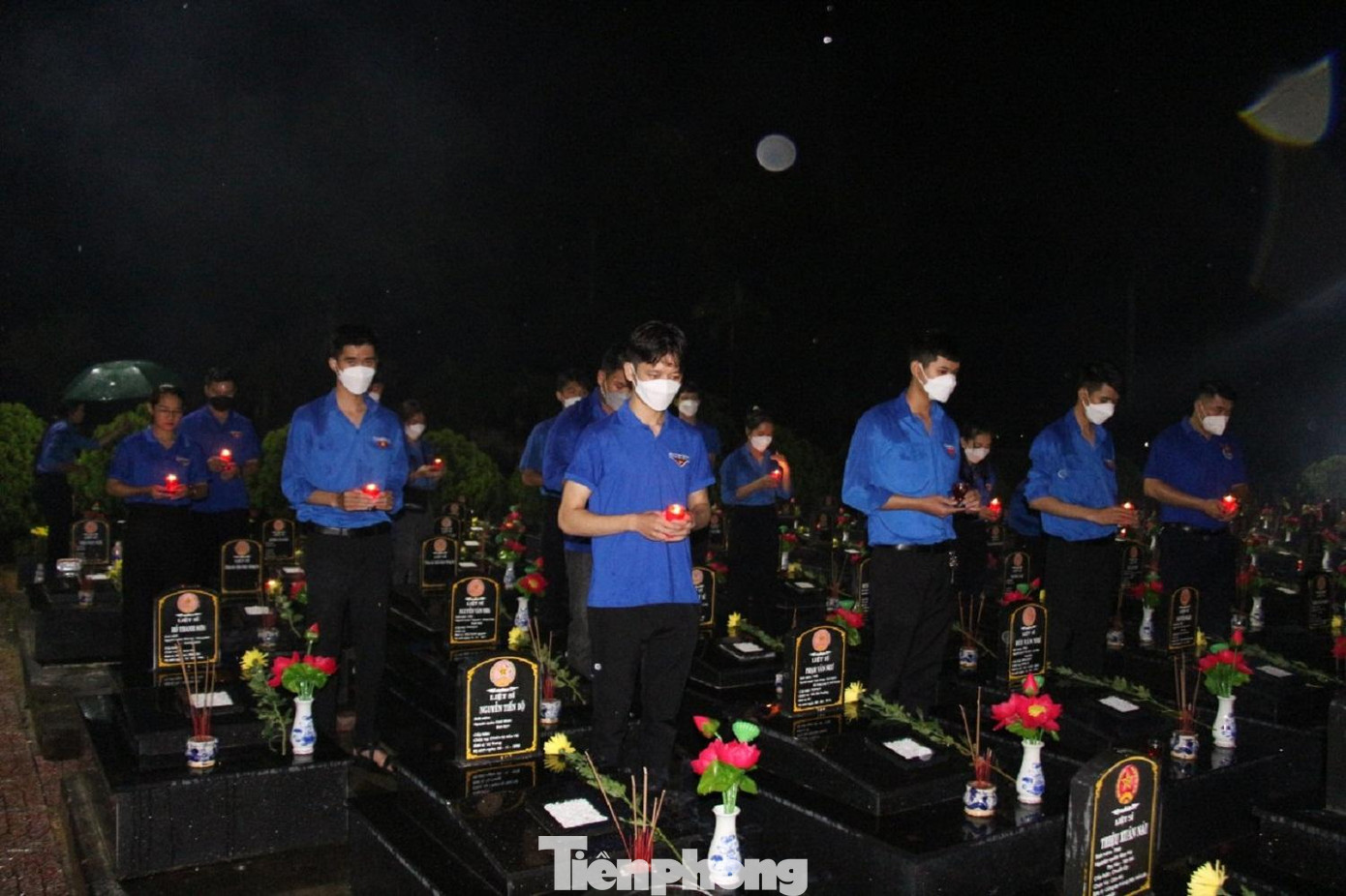 Đoàn viên thanh niên Đắk Lắk dâng nến tại phần mộ liệt sĩ