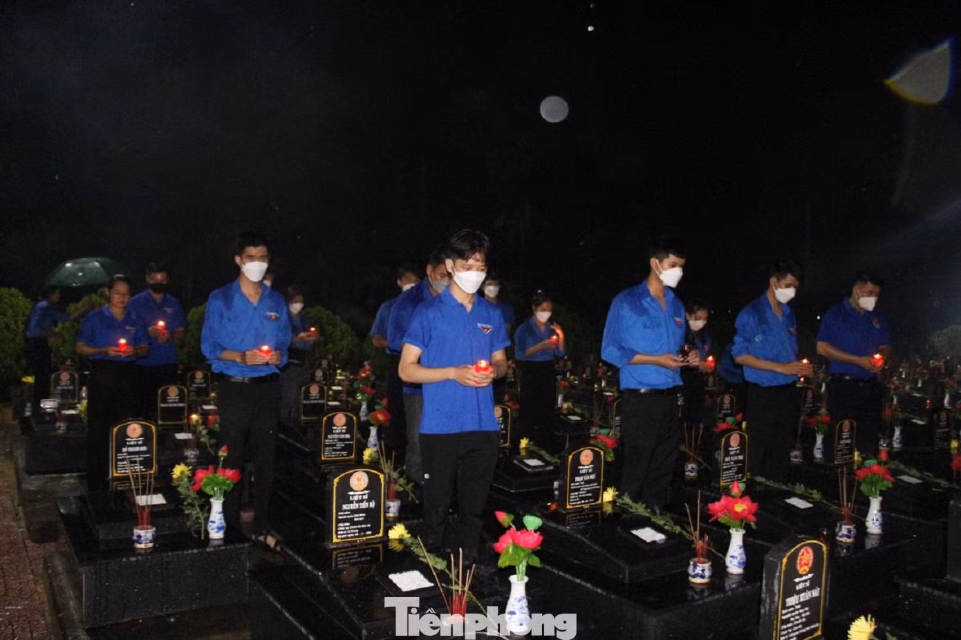 Đoàn viên thanh niên Đắk Lắk dâng nến tại phần mộ liệt sĩ