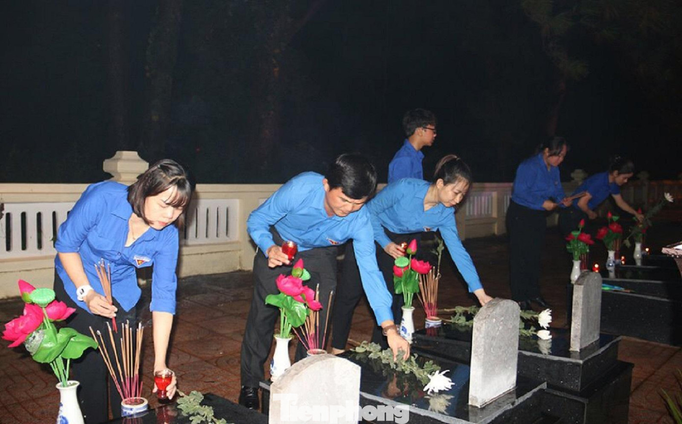 Cán bộ, đoàn viên thanh niên tỉnh Đắk nông thắp hương trong lễ tri ân