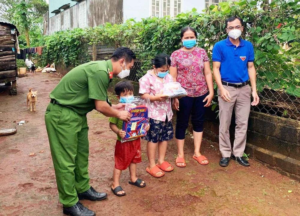 Công an huyện tổ chức nhiều hoạt động hướng về cộng đồng