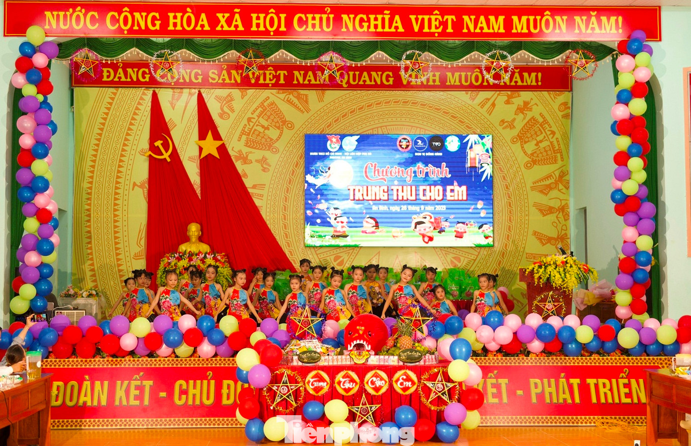 Các em thiếu nhi tham gia tiết mục văn nghệ tại chương trình trung thu