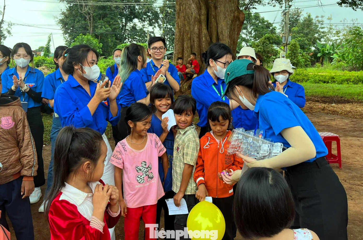 Các em thiếu nhi tham gia trò chơi đối vui có thưởng
